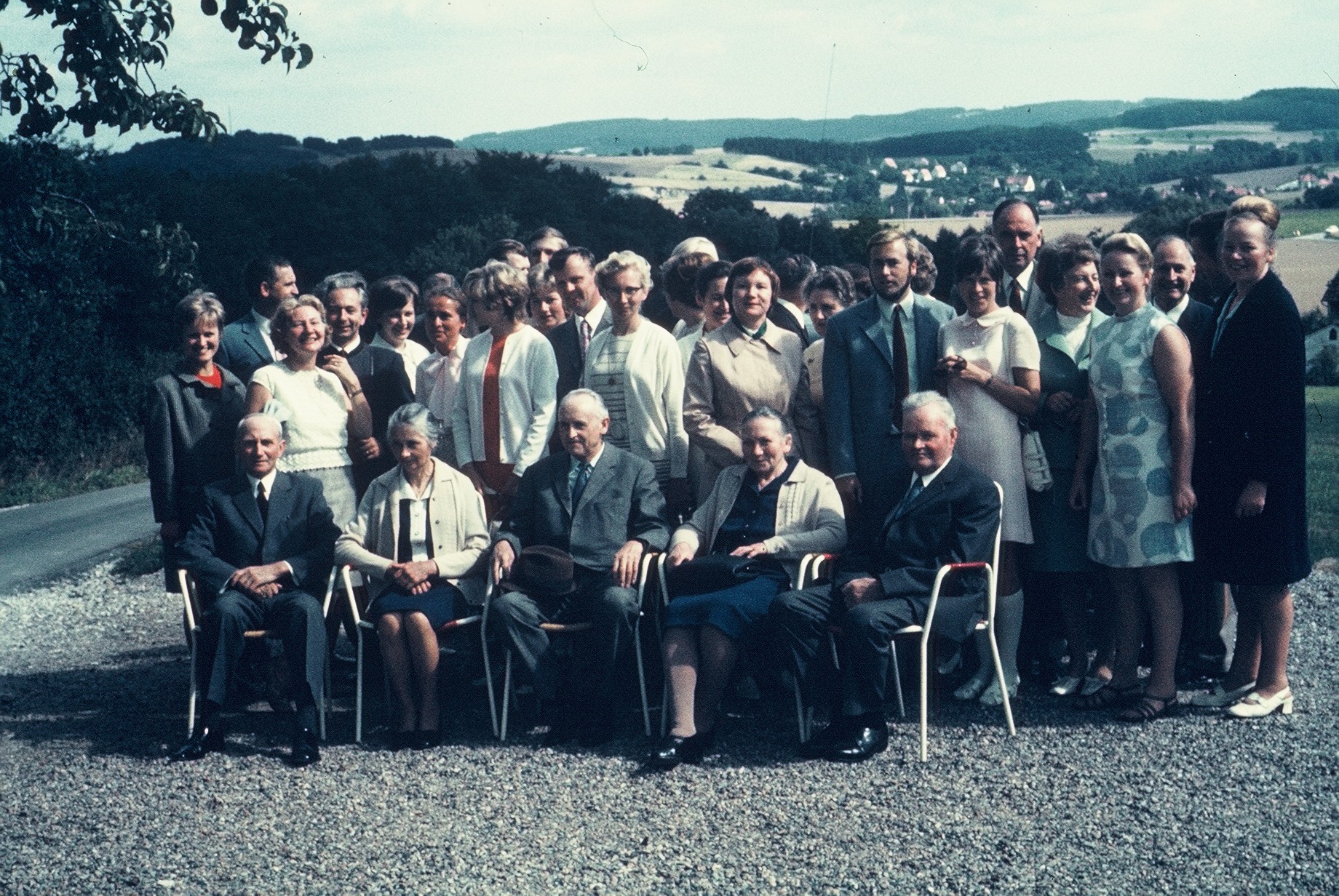 Historisches Gruppenfoto eines Familienfests im Freien